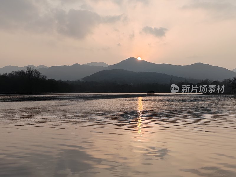 日落时分的山水湖景风光