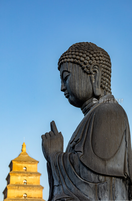 西安大雁塔大慈恩寺遗址公园释迦牟尼像景观