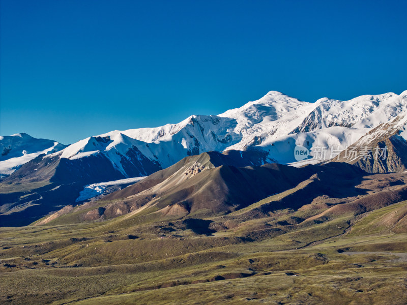 航拍阿尼玛卿雪山