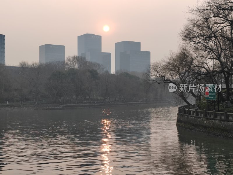 城市河畔边的日出景色