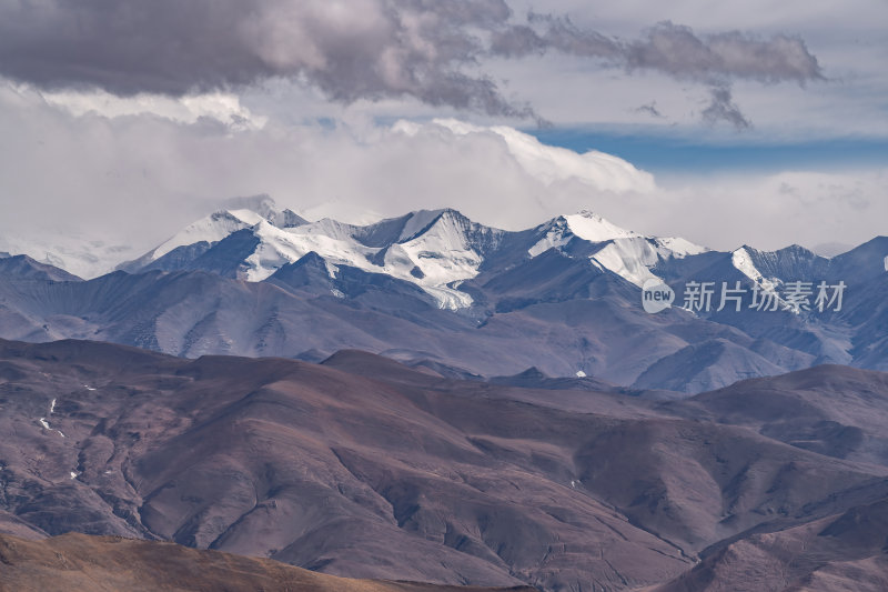 西藏日喀则加乌拉山口圣洁雪山与祈福经幡