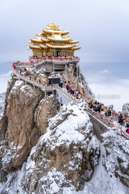 河南洛阳老君山景区金顶雪后游客