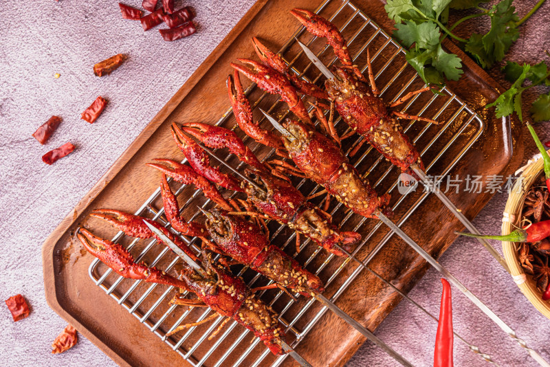中国美食烧烤一盘美味的烤小龙虾