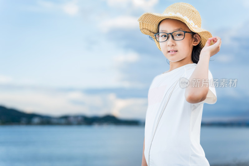 戴草帽戴眼镜女孩户外休闲场景