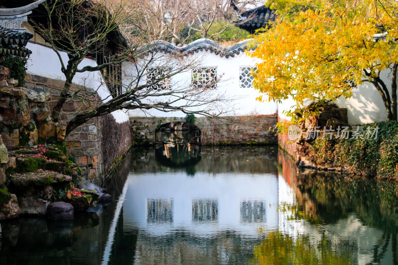 江苏苏州园林拙政园中式古典凉亭四大园林