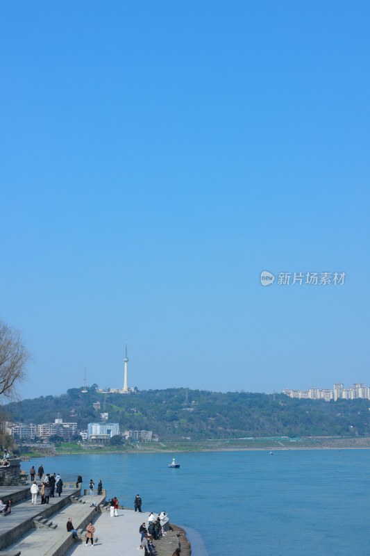 江边步道行人漫步的清新风景