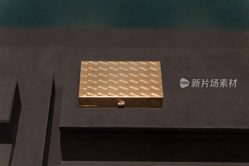 香港两依藏博物馆藏卡地亚黄金红宝石粉盒