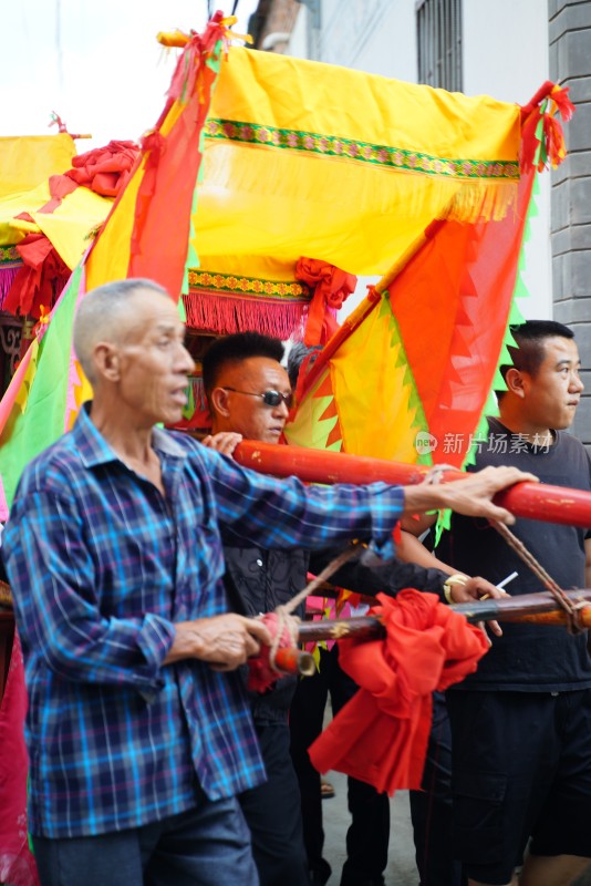 大理白族端午节身着民族服饰人们