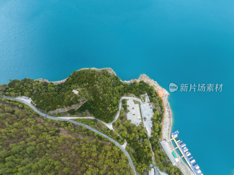 西藏林芝地区巴松错村庄神湖春色高空航拍