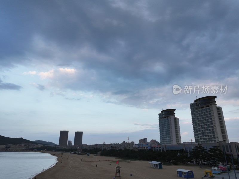 航拍威海国际海水浴场沙滩的秋季风景