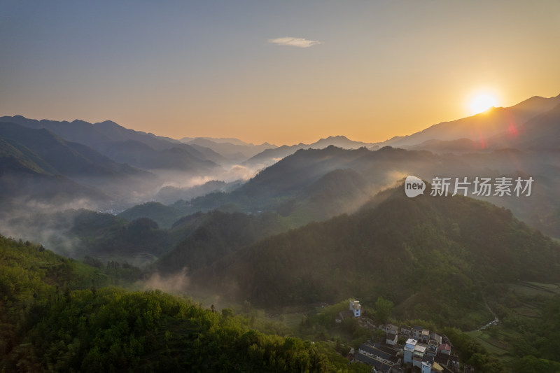 山间日出晨雾缭绕美景