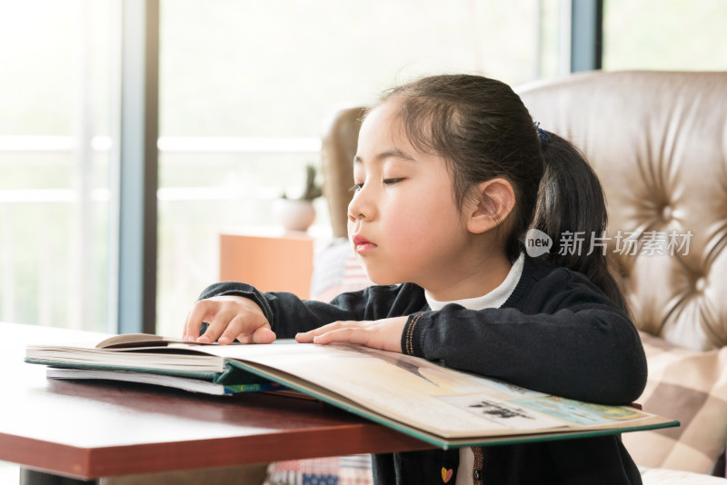 在图书馆认真读书的中国女孩