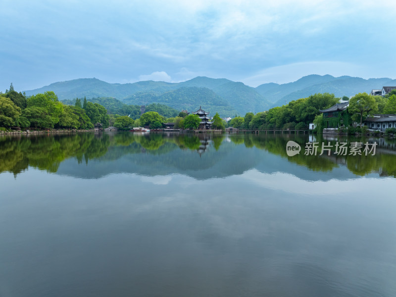 航拍浙江省台州市临海市东湖景区紫阳古街