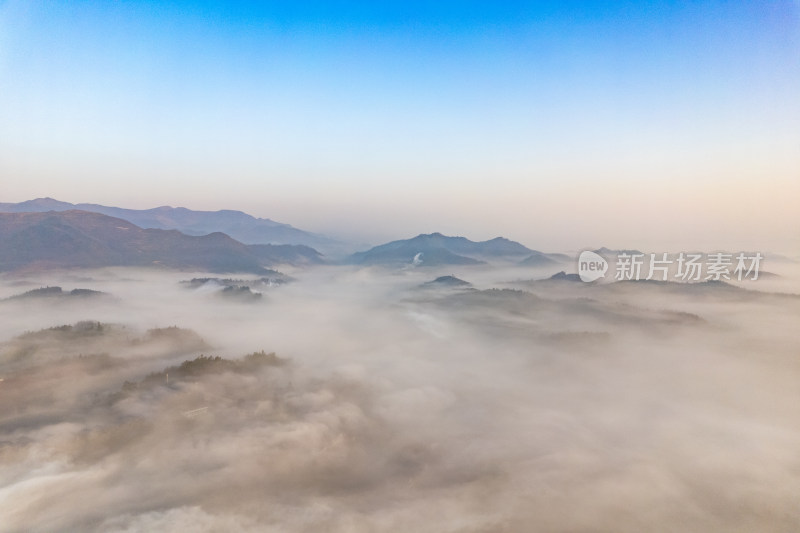 清晨迷雾山川乡村航拍图