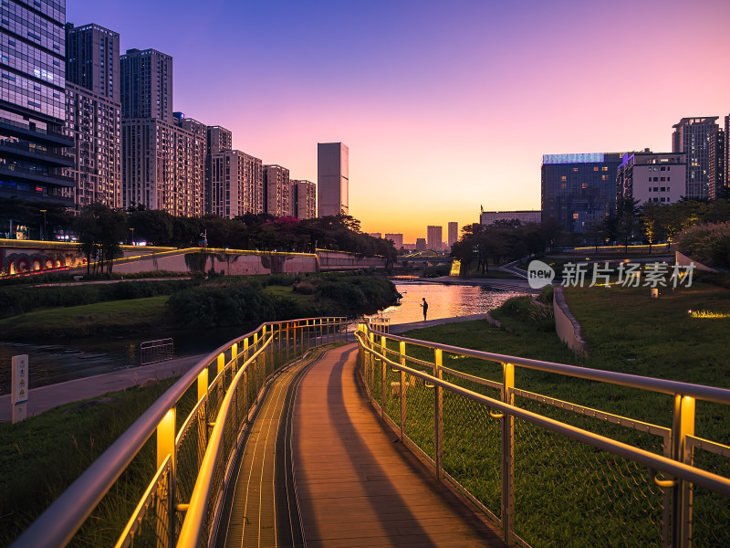 蓝调时刻的城市建筑与河流绿地