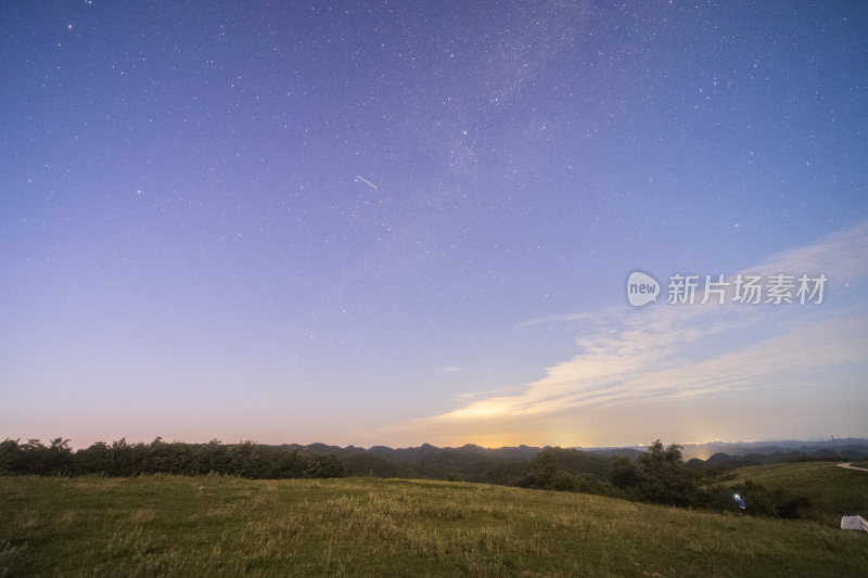 草地星空夜景露营帐篷的唯美画面