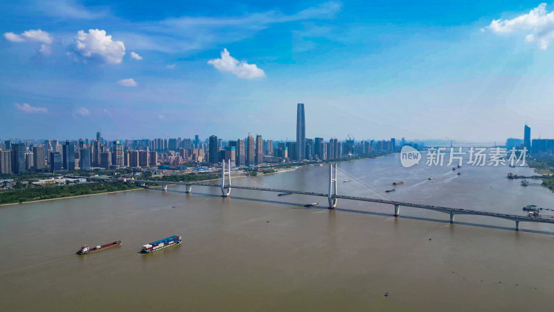 湖北武汉长江两岸长江大桥航拍图