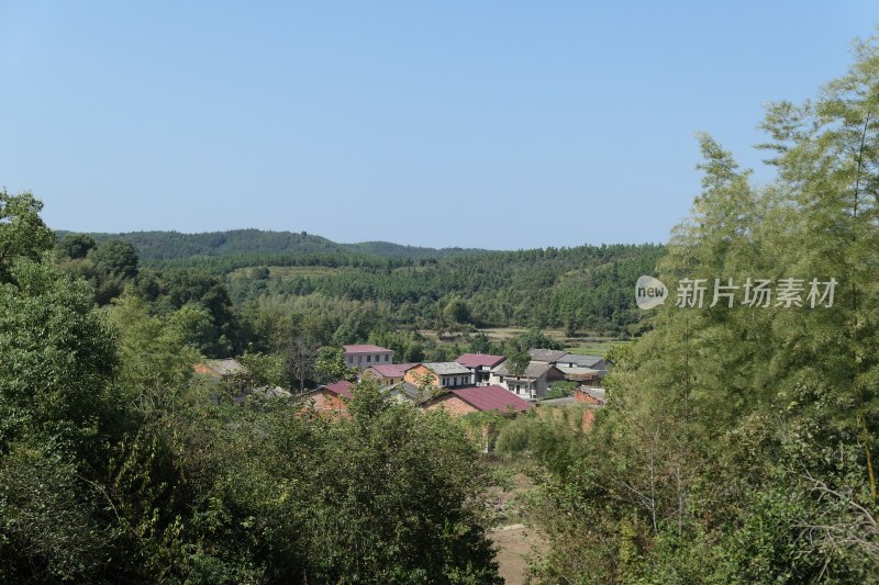 山林环绕的村庄景象