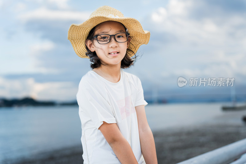 戴草帽戴眼镜女孩户外休闲场景