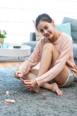 年轻女士在家涂指甲油