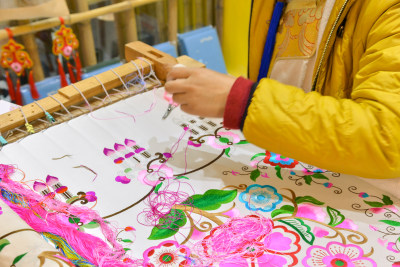 传统手工艺人羌族刺绣制作