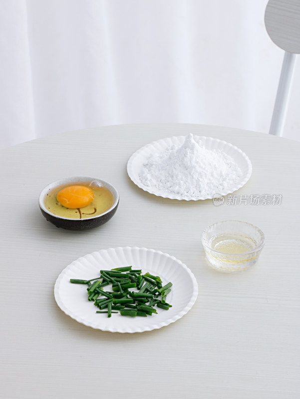 白色桌面上摆满着制作广东肠粉的食材