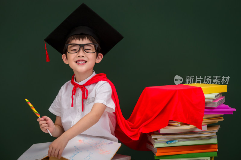 戴着学位帽的小学男生