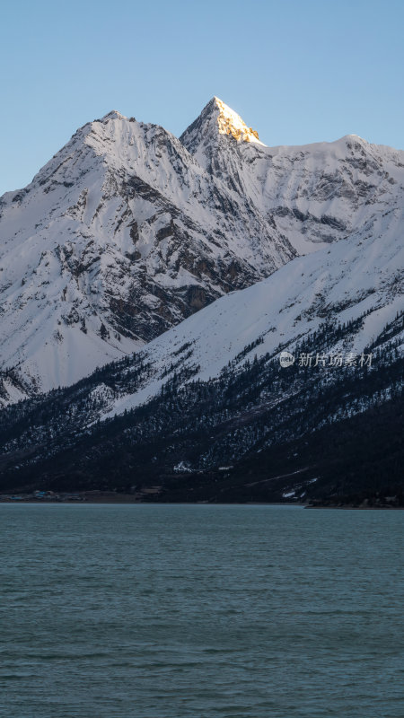 西藏昌都然乌湖来古雪山冰湖高空航拍