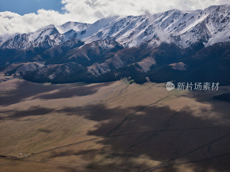 航拍雪山森林