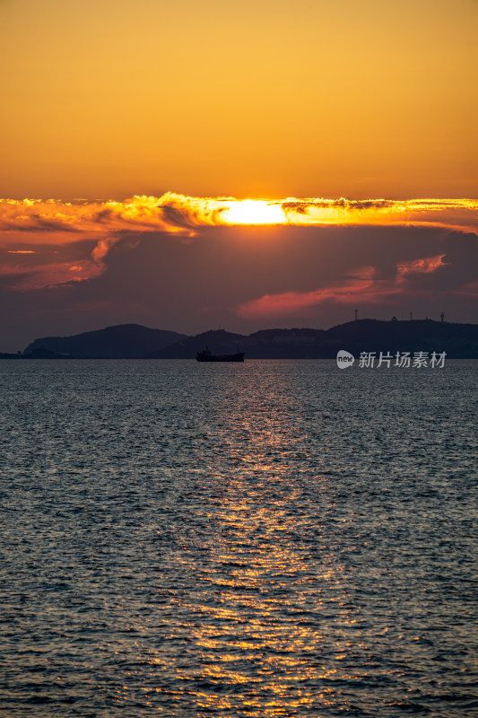 山东烟台东山栈桥海上日出海天相接一色景观