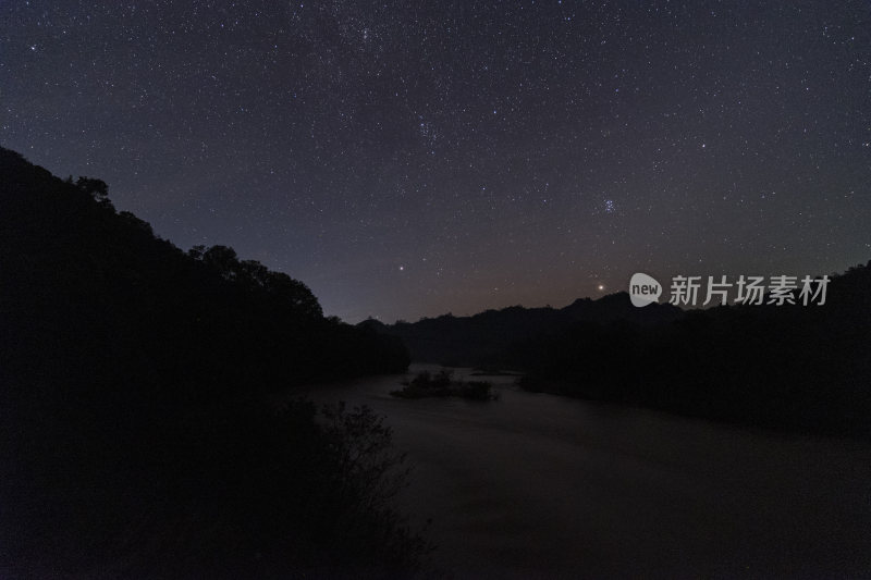 夜晚星空下的河流山林静谧景象