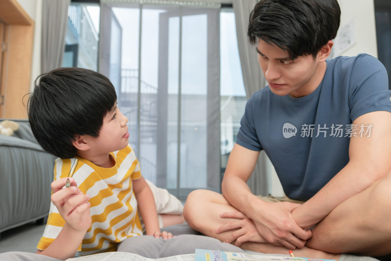 年轻爸爸辅导儿子做作业