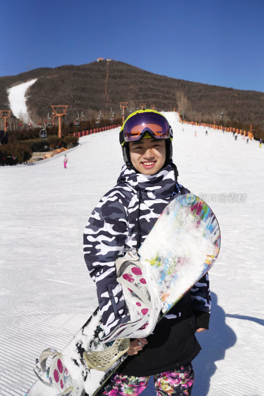 男孩户外滑雪