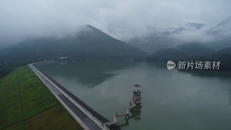 广东东莞：雨后银瓶山上空出现云海