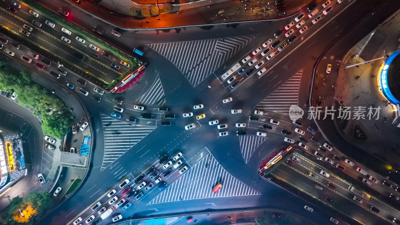 俯拍城市夜景拥堵交通图