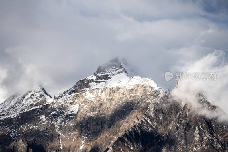 冰雪覆盖下的山峰