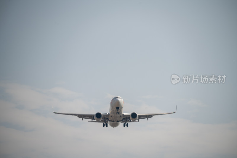 空中飞行的客机特写