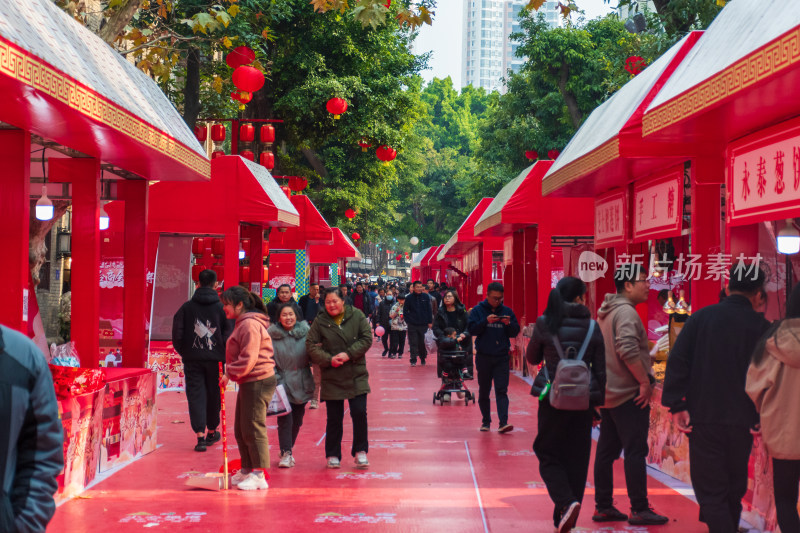 热闹集市人群逛街场景