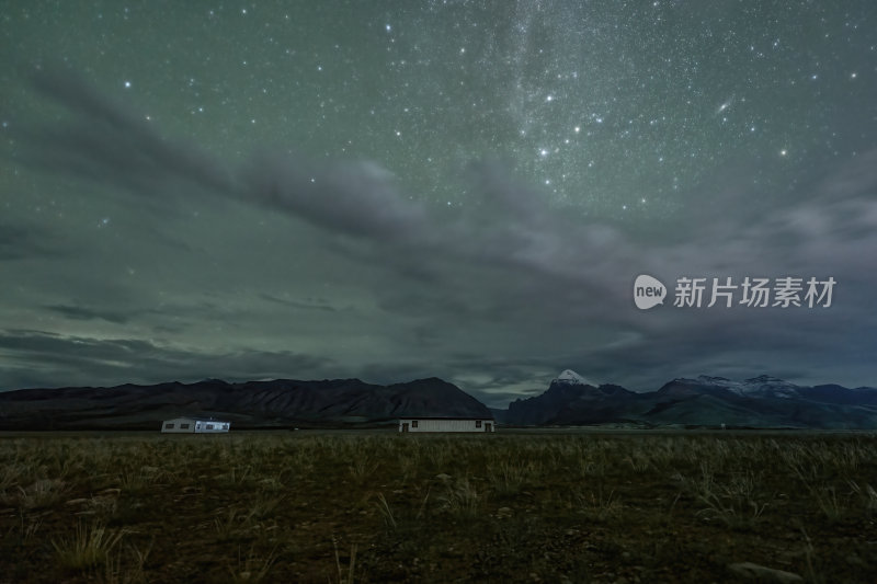 西藏阿里冈仁波齐荒原夜色与银河星空