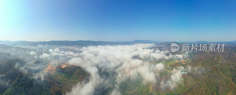 航拍云雾缭绕下的村庄田园风光全景图