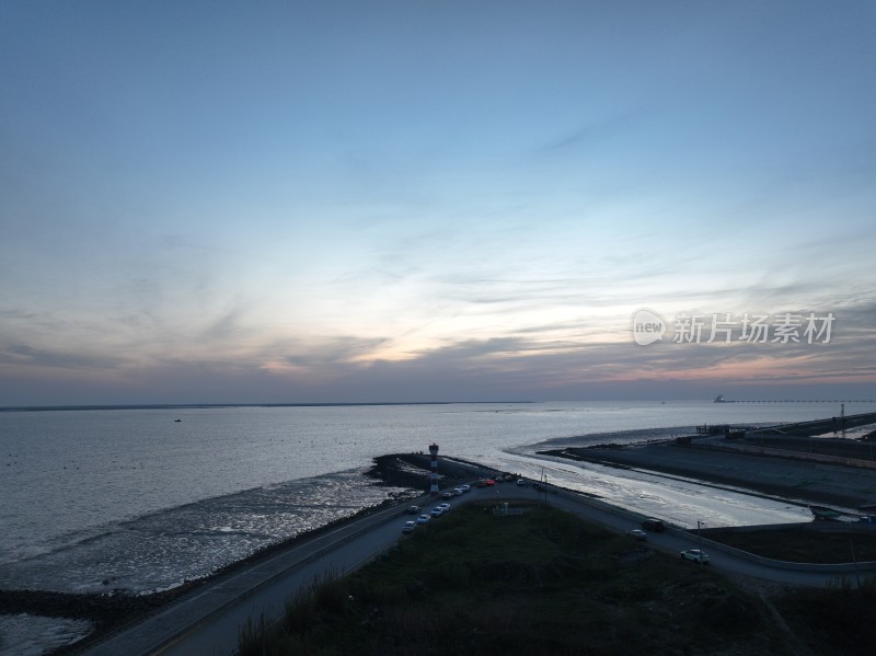 蓝调日出灯塔海边海滨公路黄昏景色