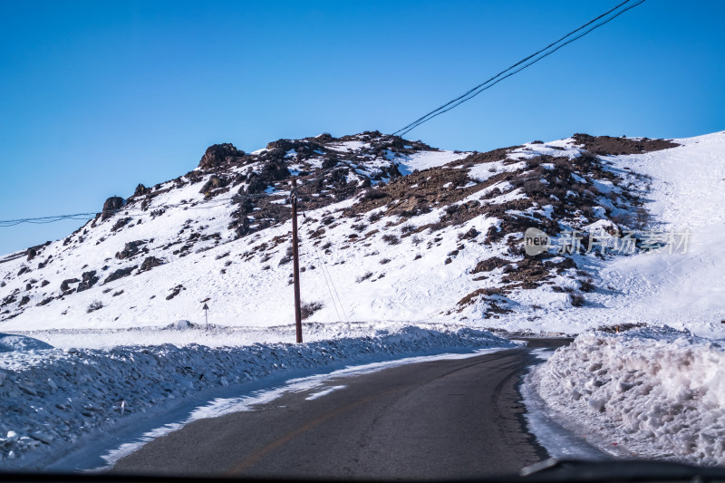 冬季雪地里的公路