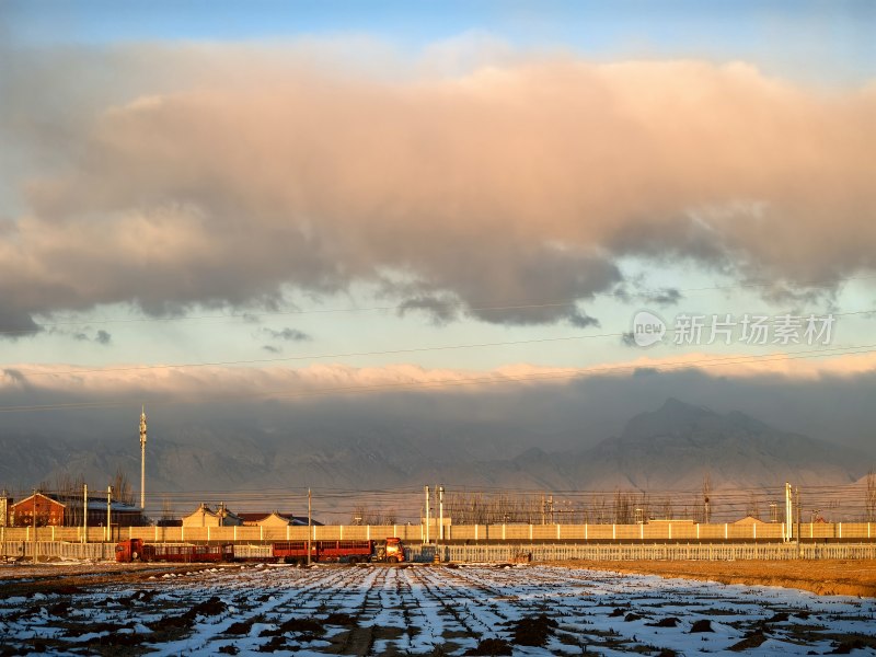 雪后乡野风光及远处山脉景色