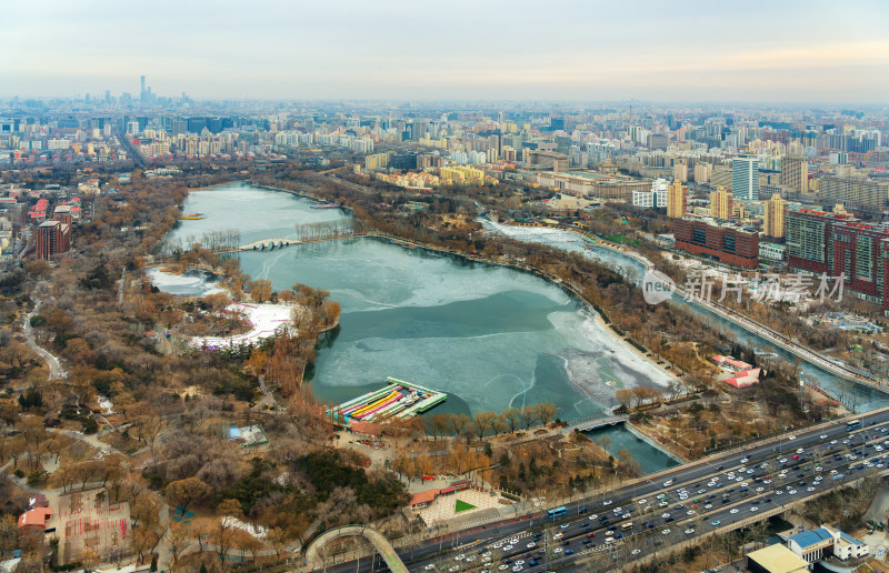 冬季俯瞰北京玉渊潭公园结冰的湖面和三环路