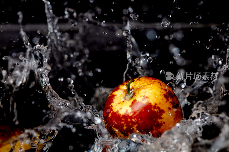 冬枣入水瞬间水花四溅