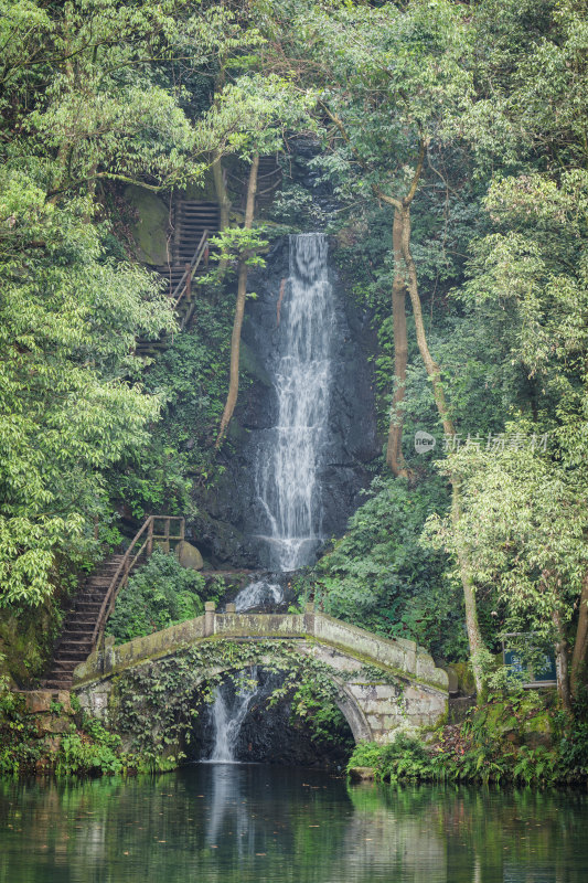 杭州九溪烟树山泉瀑布与石拱桥