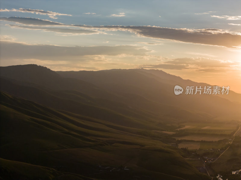 新疆那拉提景区草原森林山脉落日