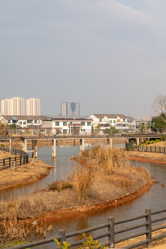 有桥有河的乡村风光全景