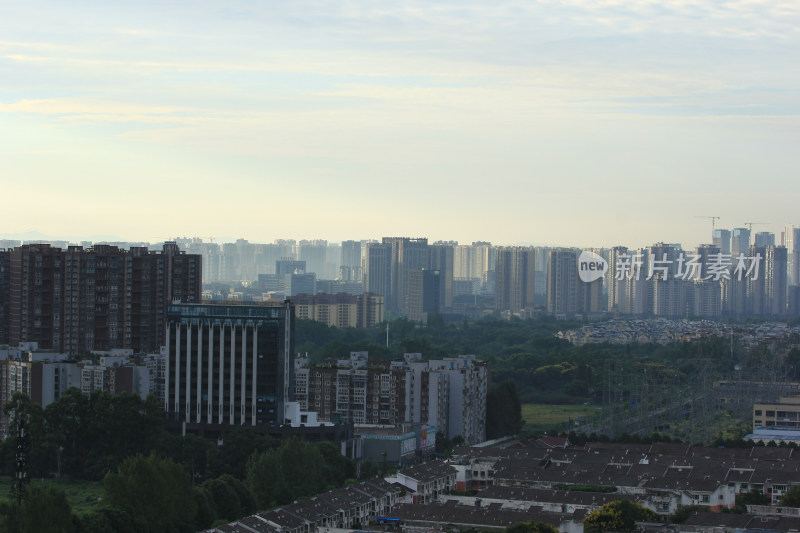 晨光中的四川省成都市温江区建筑风光