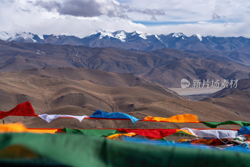 西藏日喀则加乌拉山口圣洁雪山与祈福经幡